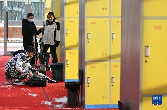 12月21日，游客在滑雪服務(wù)大廳整理滑雪裝備。