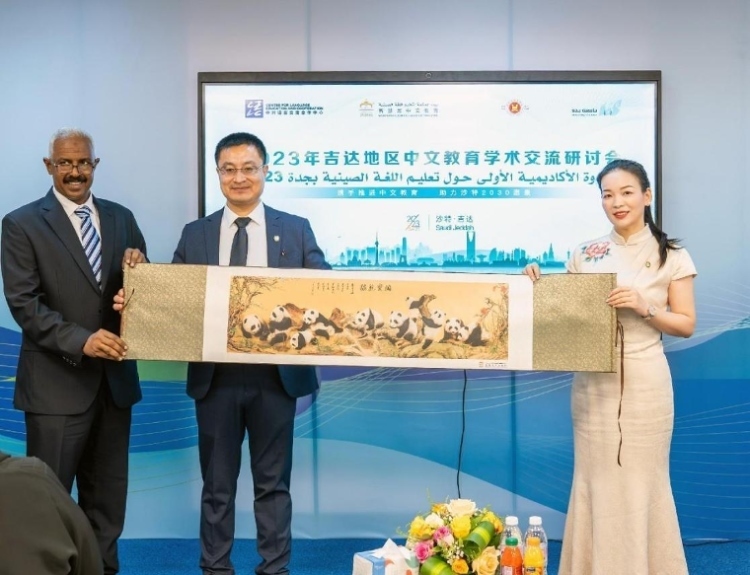 主辦方向與會(huì)代表贈(zèng)送書畫作品。主辦方供圖