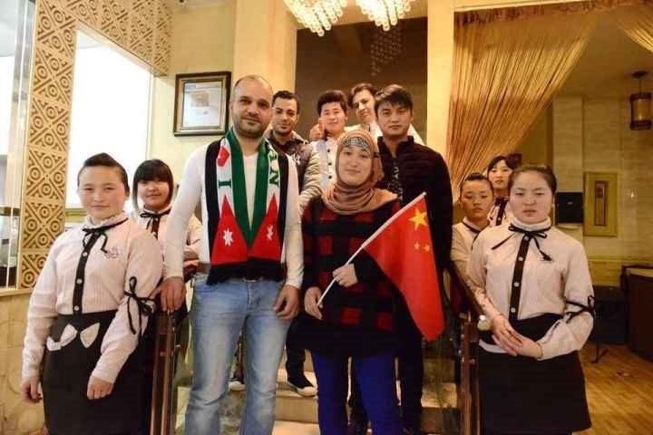 穆罕奈德夫婦與餐廳員工合影。共享聯(lián)盟·義烏 呂斌 攝