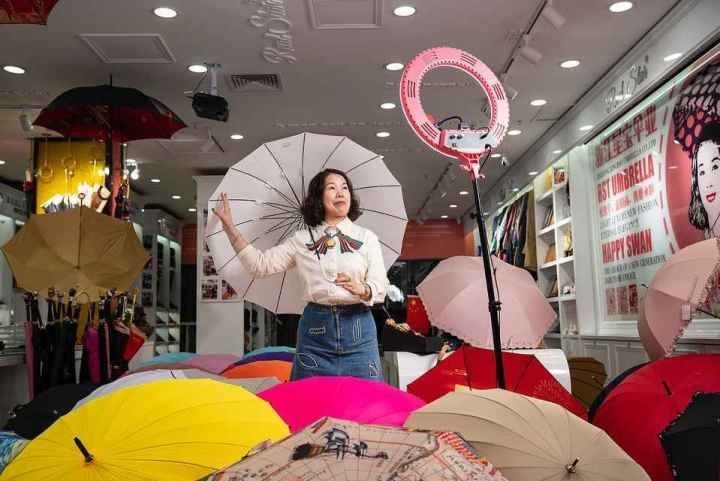 在義烏打拼了27年的商戶張吉英，正通過直播銷售雨傘。義烏市委宣傳部供圖