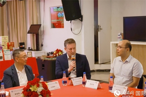 巴西中國(guó)友好協(xié)會(huì)主席恩里克·諾布雷加（中）在座談會(huì)中發(fā)言。人民網(wǎng)記者 陳海琪攝