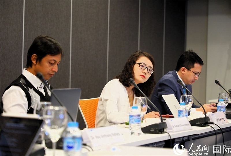 學(xué)者們專注聆聽會議內(nèi)容。人民網(wǎng)記者 白元琪攝