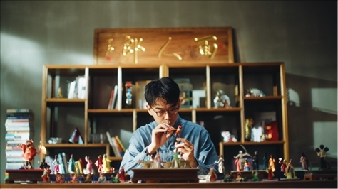 郎佳子彧通過短視頻直播，讓更多人關(guān)注并喜歡捏面人。受訪者供圖