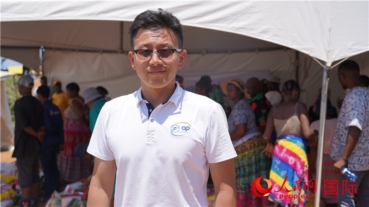 延鋒彼歐南非公司總經(jīng)理張?chǎng)伟l(fā)言致辭。人民網(wǎng) 張茜攝