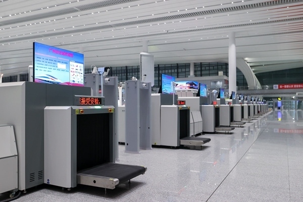 進(jìn)站大廳整齊擺放的安檢儀。