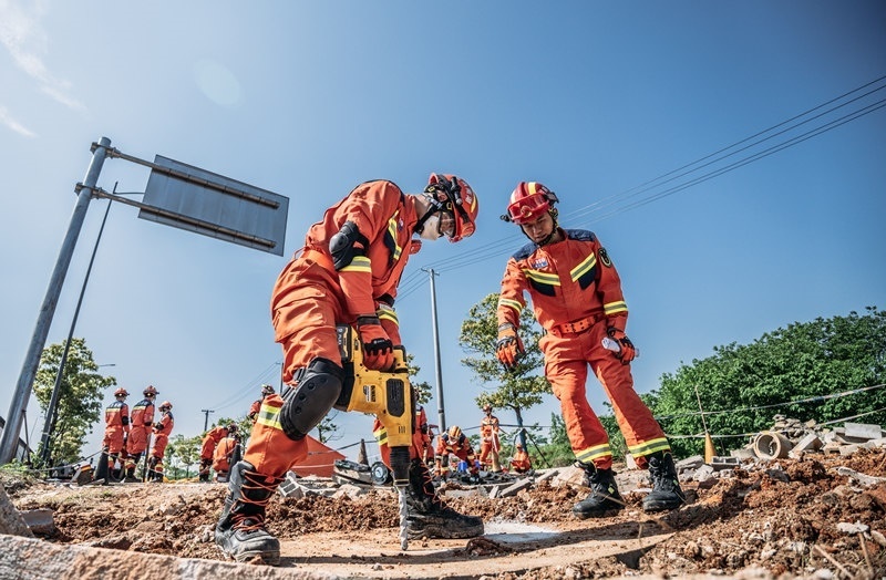 周彩琪和隊友在救援現(xiàn)場。受訪者供圖