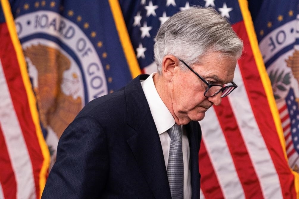 11月1日，美國(guó)聯(lián)邦儲(chǔ)備委員會(huì)主席鮑威爾在華盛頓出席記者會(huì)。新華社發(fā)（亞倫攝）