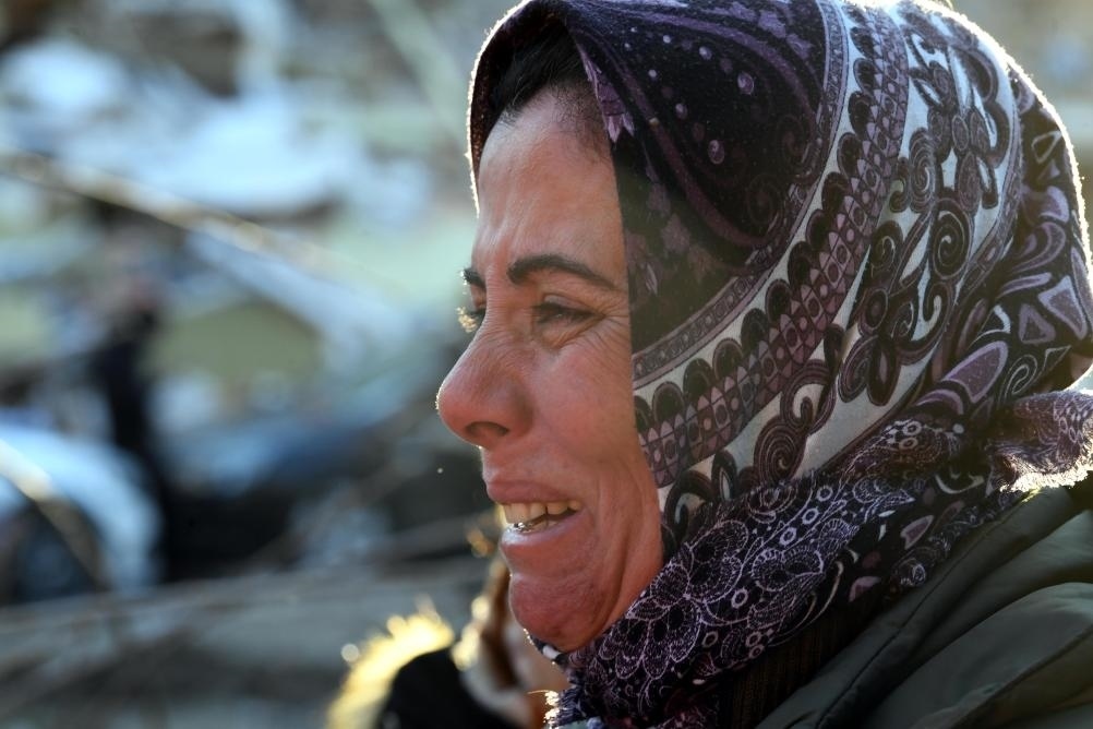 2月8日，在土耳其哈塔伊的一處地震廢墟，當(dāng)?shù)鼐用竦却H人的消息。新華社記者沙達(dá)提攝