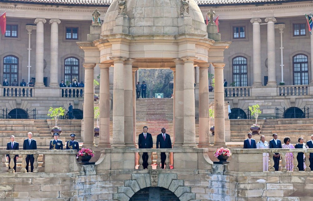 當(dāng)?shù)貢r(shí)間8月22日上午，正在南非進(jìn)行國(guó)事訪問(wèn)的國(guó)家主席習(xí)近平在比勒陀利亞總統(tǒng)府同南非總統(tǒng)拉馬福薩會(huì)談。會(huì)談前，拉馬福薩在總統(tǒng)府廣場(chǎng)為習(xí)近平舉行歡迎儀式。新華社記者 殷博古 攝