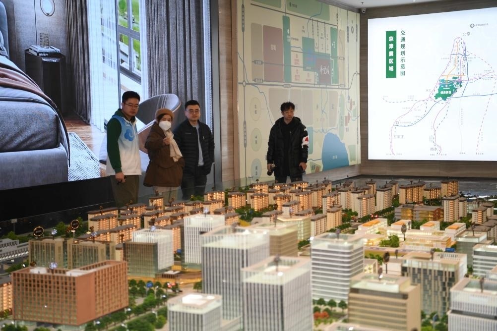 購房者在河北雄安新區(qū)某項(xiàng)目售樓部查看沙盤（2月25日攝）。新華社記者 朱旭東 攝