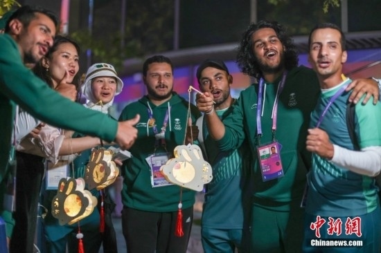 資料圖：9月29日，中國(guó)傳統(tǒng)節(jié)日中秋節(jié)，杭州亞運(yùn)會(huì)運(yùn)動(dòng)員村舉辦中秋主題活動(dòng)，中外運(yùn)動(dòng)員們歡聚一堂。圖為沙特阿拉伯運(yùn)動(dòng)員手持燈籠拍攝照片。<a target='_blank' href='/'><p align=
