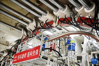 12月30日，中鐵十四局技術(shù)人員在盾構(gòu)掘進(jìn)開始前檢查“海天號”盾構(gòu)機(jī)。新華社記者 李紫恒 攝