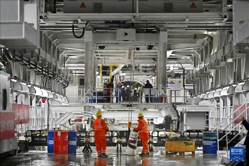 12月30日，建設(shè)者在青島膠州灣第二隧道工程南線主線隧道盾構(gòu)掘進(jìn)現(xiàn)場作業(yè)。新華社記者 李紫恒 攝