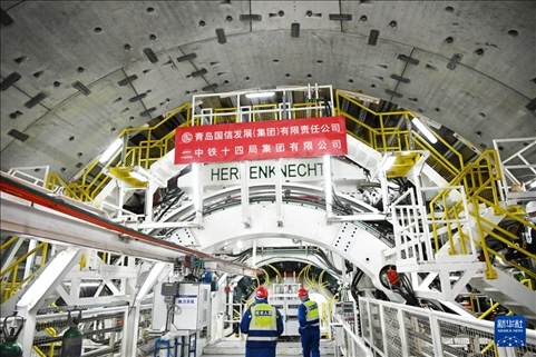 12月30日，中鐵十四局技術(shù)人員在盾構(gòu)掘進(jìn)開始前檢查“海天號”盾構(gòu)機(jī)。新華社記者 李紫恒 攝