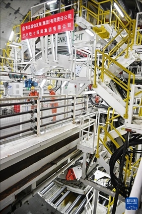 12月30日，建設(shè)者在青島膠州灣第二隧道工程南線主線隧道盾構(gòu)掘進(jìn)現(xiàn)場作業(yè)。新華社記者 李紫恒 攝