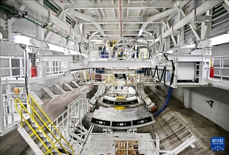 12月30日，建設(shè)者在青島膠州灣第二隧道工程南線主線隧道盾構(gòu)掘進(jìn)現(xiàn)場作業(yè)。新華社記者 李紫恒 攝