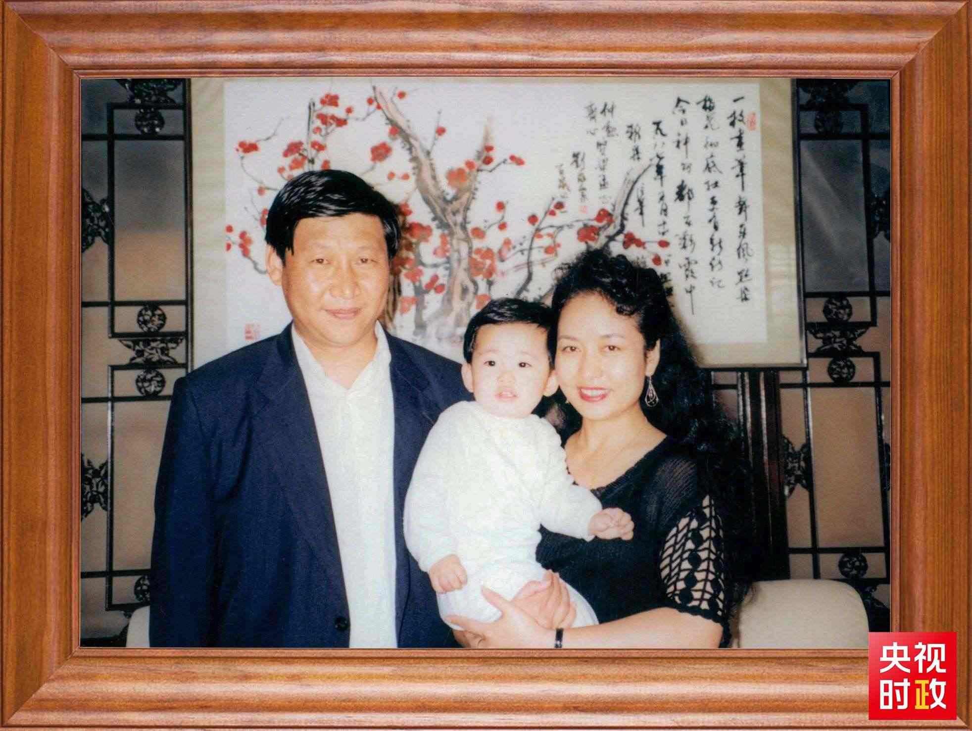 △這是習(xí)近平一家三口的合影。這張照片第一次出現(xiàn)在他的書架上。