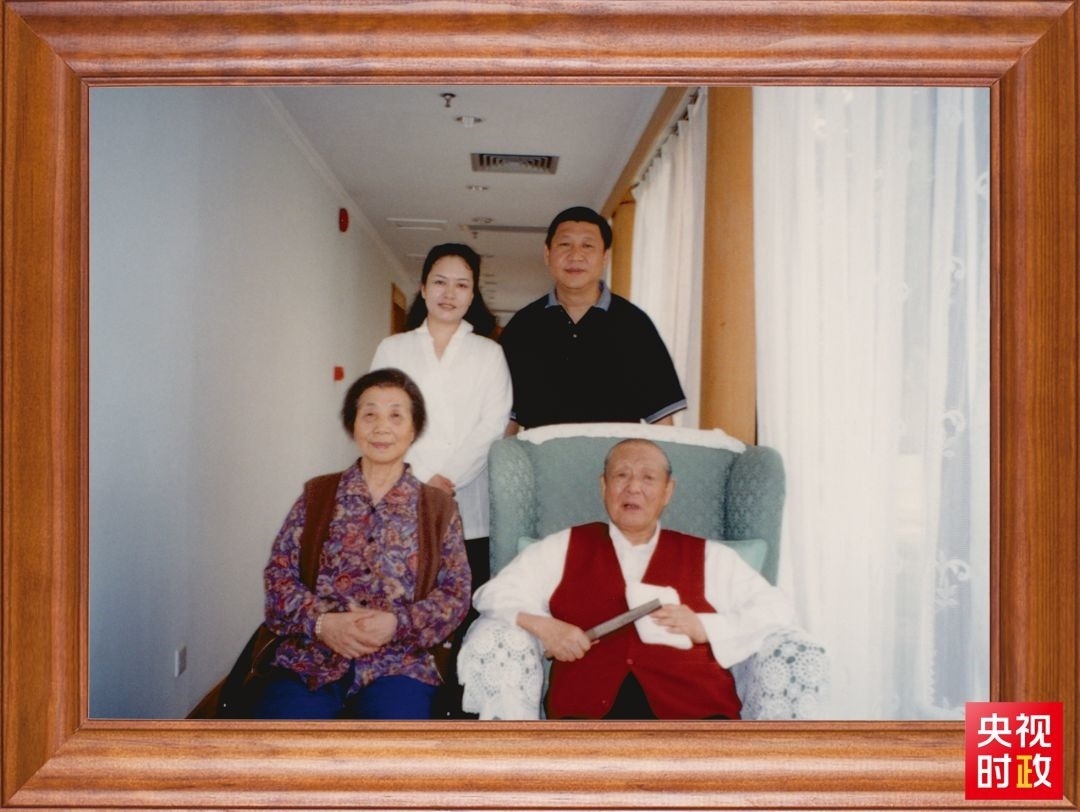△這是習(xí)近平夫婦同父親習(xí)仲勛、母親齊心的合影。這張照片第一次出現(xiàn)在他的書架上。