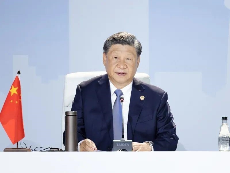 當(dāng)?shù)貢r(shí)間8月24日，習(xí)近平主席在南非約翰內(nèi)斯堡出席金磚國(guó)家領(lǐng)導(dǎo)人第十五次會(huì)晤特別記者會(huì)。