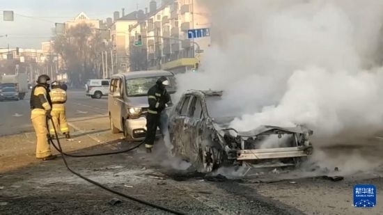 這張俄羅斯緊急情況部12月30日發(fā)布的視頻截圖顯示，在俄羅斯別爾哥羅德市，工作人員在現(xiàn)場救援。新華社發(fā)