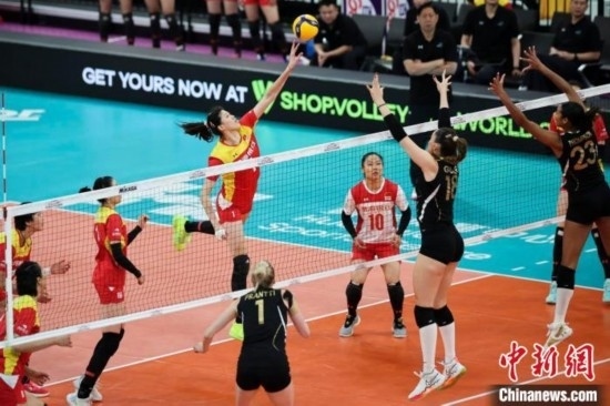女排世俱杯賽場上，天津渤海銀行女排(紅)對陣巴西海灘女排(黑)。主辦方供圖