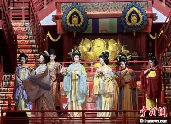 2023年12月31日晚間，在長(zhǎng)安十二時(shí)辰主題街區(qū)進(jìn)行的漢服表演。 中新社記者 張一辰 攝