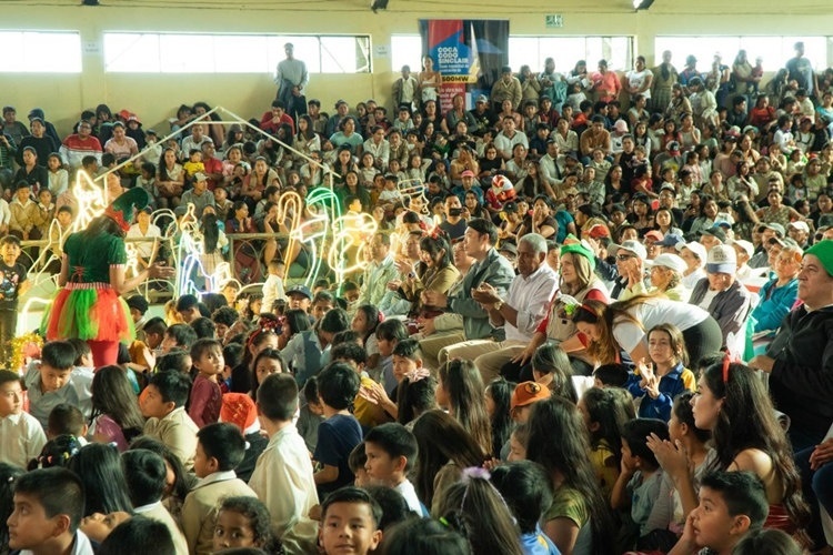 捐贈(zèng)儀式在埃爾查科市中心的體育館舉行。中國(guó)電建厄瓜多爾代表處提供圖