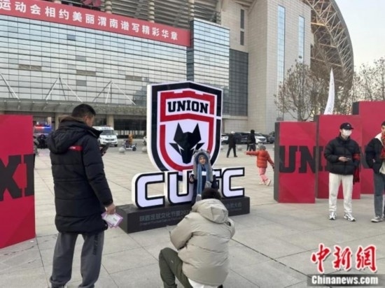 球迷們與隊徽合影。記者 卞立群 攝