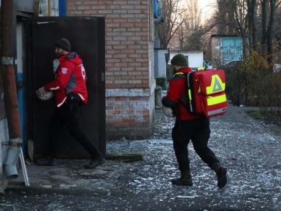  2023年11月25日，烏克蘭紅十字會(huì)救援人員在基輔市一棟遭空襲的居民樓實(shí)施清理和救助工作。新華社發(fā)（羅曼·佩圖什科夫攝）