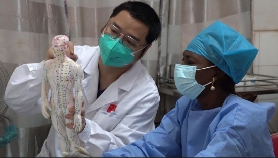 嘉興市中醫(yī)醫(yī)院郝亞波給當(dāng)?shù)刂种v解中醫(yī)經(jīng)絡(luò)。新華社發(fā)