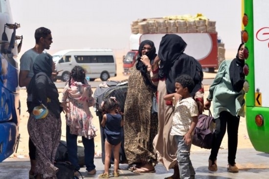  2023年4月27日，在埃及南部與蘇丹交界的阿爾根邊境口岸，人們離開蘇丹進(jìn)入埃及境內(nèi)。新華社發(fā)（拉德萬攝）