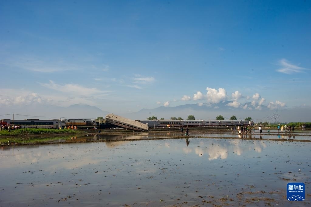 ?這是1月5日在印度尼西亞西爪哇省拍攝的列車相撞事故現(xiàn)場。新華社發(fā)（塞提安賈爾攝）