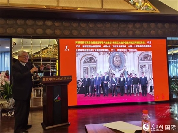 中國社會科學(xué)院榮譽(yù)學(xué)部委員、研究員徐世澄就評選結(jié)果進(jìn)行點(diǎn)評。人民網(wǎng)記者 魯揚(yáng)攝