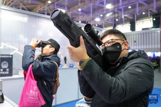 1月6日，觀眾在警營開放周活動現(xiàn)場體驗警用激光炫目槍。