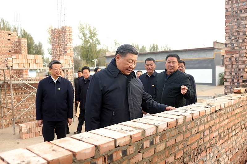 2023年11月10日，習(xí)近平總書記在河北保定涿州市刁窩鎮(zhèn)萬全莊村房屋重建施工現(xiàn)場考察。
