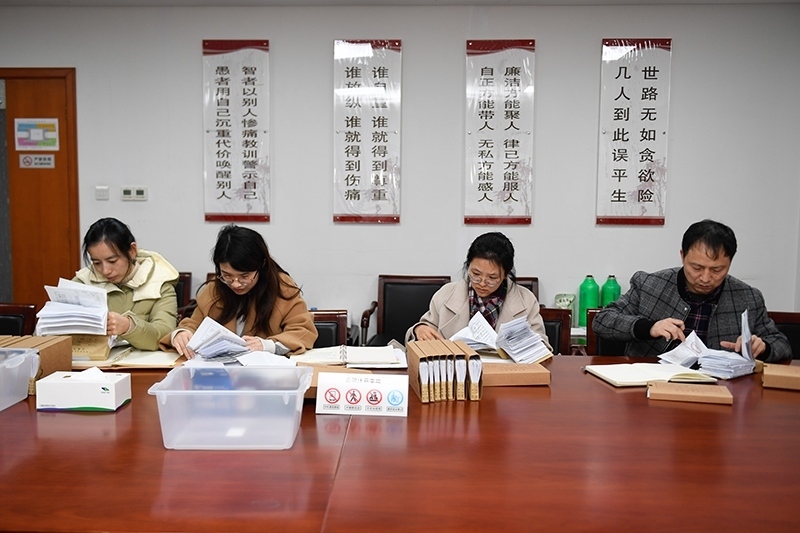 2020年1月8日，浙江寧波市北侖區(qū)紀委工作人員在檢查北侖區(qū)大數(shù)據(jù)發(fā)展管理中心2019年的公款消費票據(jù)，查找是否存在違規(guī)問題。