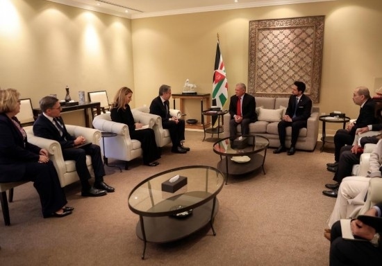 1月7日，約旦國王阿卜杜拉二世（中右）在安曼會(huì)見到訪的美國國務(wù)卿布林肯（中左）。新華社發(fā)（約旦王宮供圖）