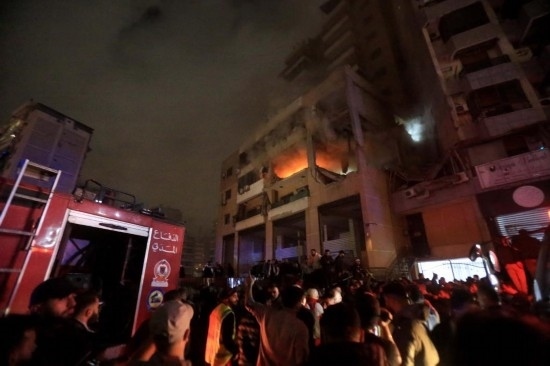 1月2日，人們聚集在黎巴嫩貝魯特南郊的以色列無人機襲擊現(xiàn)場。新華社發(fā)（比拉爾·賈維希攝）