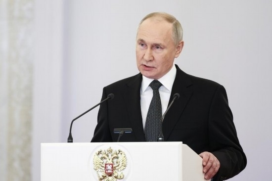 2023年12月8日，俄羅斯總統(tǒng)普京在莫斯科克里姆林宮出席“祖國(guó)英雄日”慶祝儀式。新華社/塔斯社