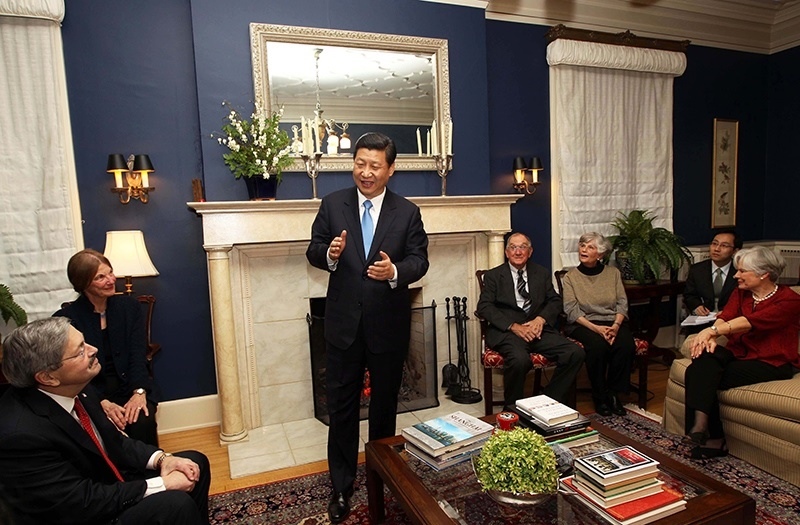 習(xí)近平2012年訪美時(shí)與老朋友敘舊場(chǎng)景。