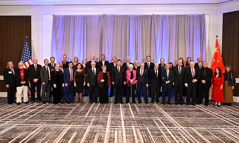 這是美國(guó)友好團(tuán)體聯(lián)合歡迎宴會(huì)開(kāi)始前，習(xí)近平主席會(huì)見(jiàn)飛虎隊(duì)和史迪威將軍后人、鼓嶺、艾奧瓦州、華盛頓州等方面友好人士代表，同他們親切交談并合影留念。