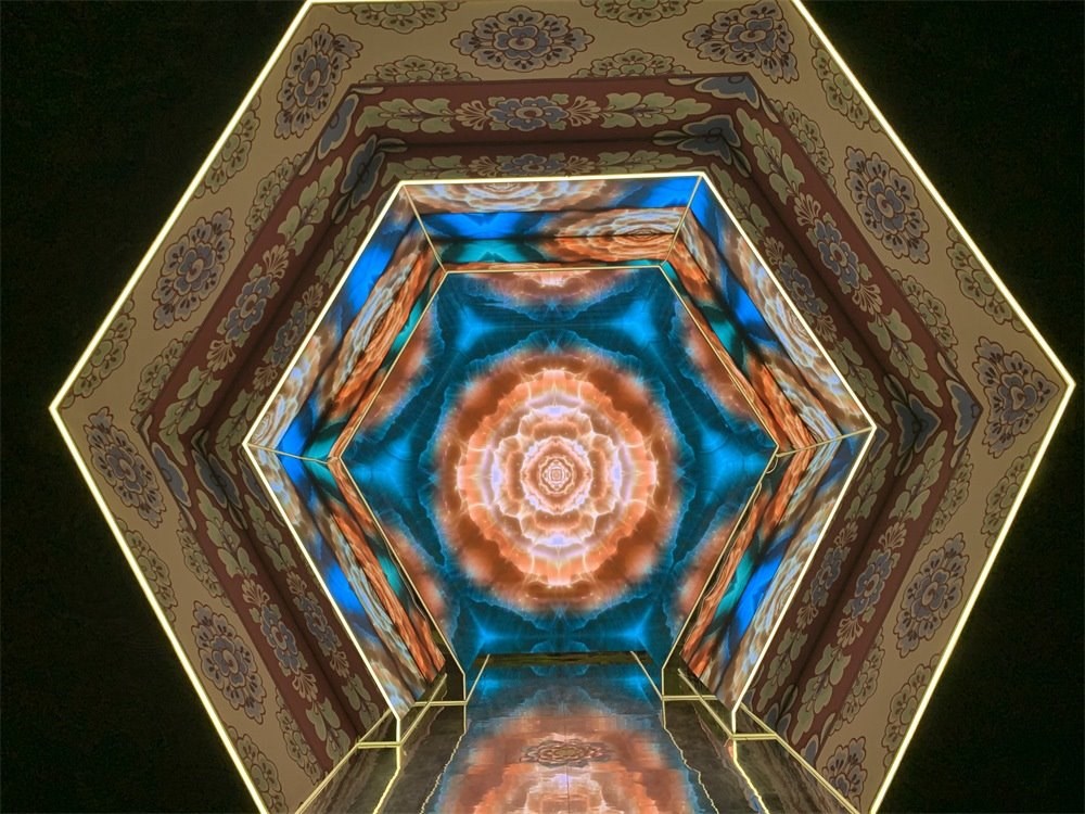 中國國家博物館“華彩萬象——石窟藝術(shù)沉浸體驗”現(xiàn)場。人民網(wǎng)記者 韋衍行攝