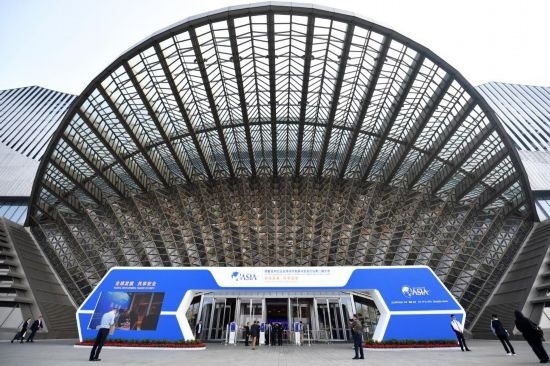 2023年10月30日，參會(huì)嘉賓步入長(zhǎng)沙國際會(huì)議中心。當(dāng)日，以“全球發(fā)展 共享安全”為主題的博鰲亞洲論壇全球經(jīng)濟(jì)發(fā)展與安全論壇第二屆大會(huì)在湖南長(zhǎng)沙開幕。新華社記者 陳振海 攝