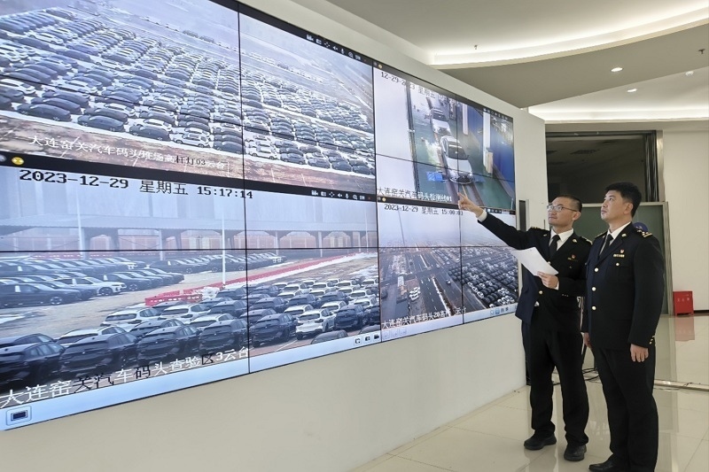 海關(guān)關(guān)員視頻巡查出口汽車場(chǎng)地。李進(jìn)攝