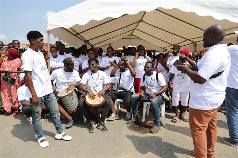 當(dāng)?shù)孛癖姂c祝通車。中建國際中西非公司供圖。