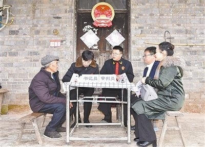  圖②：調(diào)解現(xiàn)場。