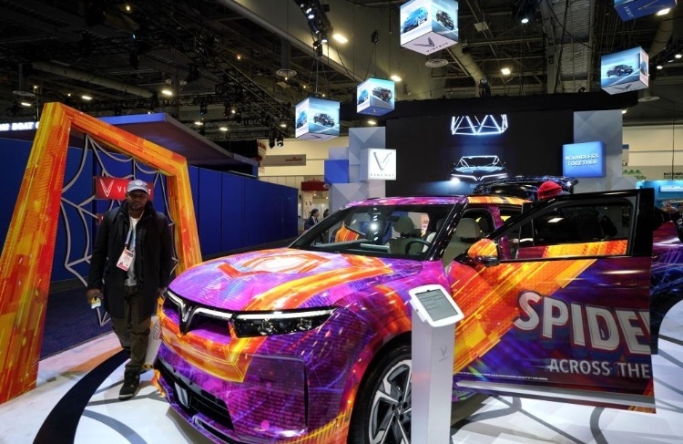 1月11日，人們在美國拉斯維加斯消費(fèi)電子展越南電動汽車制造商VinFast展臺參觀。新華社記者吳曉凌攝