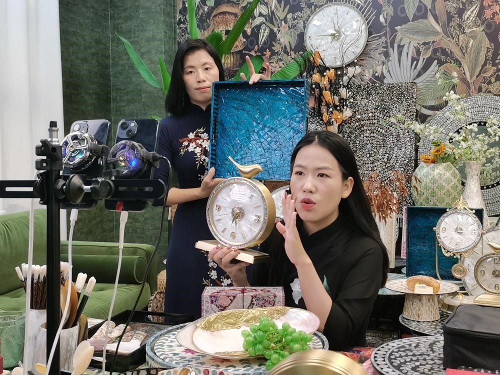 △在廣西防城港東興市一個(gè)電商直播間里，主播在進(jìn)行活動(dòng)推介。