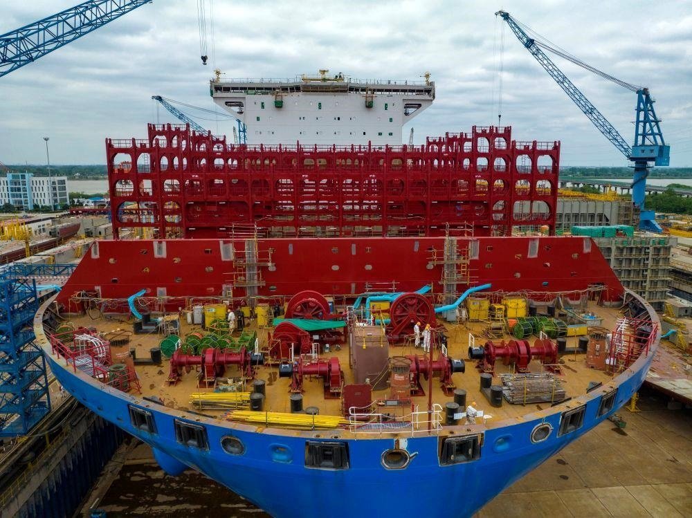 △2023年5月7日，江蘇揚(yáng)州中遠(yuǎn)海運(yùn)重工有限公司工人在作業(yè)。