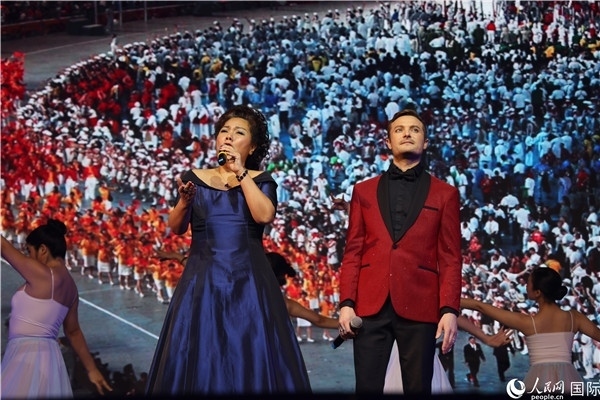 圖為中法藝術(shù)家聯(lián)袂演唱《我和你》。人民網(wǎng)記者 尚凱元攝